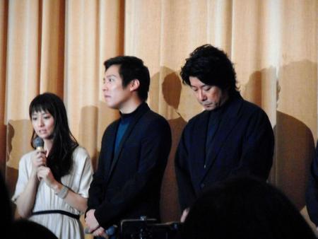 映画「十字架」の初日舞台あいさつを行った（左から）木村文乃、小出恵介、永瀬正敏＝東京・有楽町スバル座