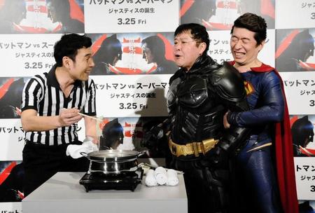 おでん早食い対決に興じる（左から）肥後克広、上島竜兵、寺門ジモン＝東京・ワーナーブラザーズ試写室