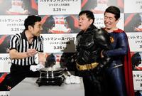 おでん早食い対決に興じる（左から）肥後克広、上島竜兵、寺門ジモン＝東京・ワーナーブラザーズ試写室