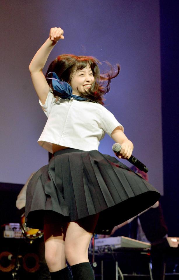 ミニライブで熱唱する橋本環奈＝品川プリンスホテル　クラブｅＸ　