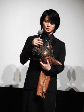 主演映画「太陽」の完成披露試写会で舞台あいさつした神木隆之介