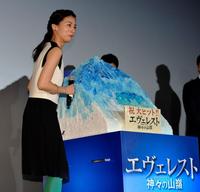 サプライズで贈られたエヴェレストケーキに驚く尾野真千子（左）＝東京都千代田区のＴＯＨＯシネマズスカラ座（撮影・出月俊成）