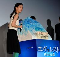 サプライズで贈られたエヴェレストケーキに驚く尾野真千子（左）＝東京都千代田区のＴＯＨＯシネマズスカラ座（撮影・出月俊成）