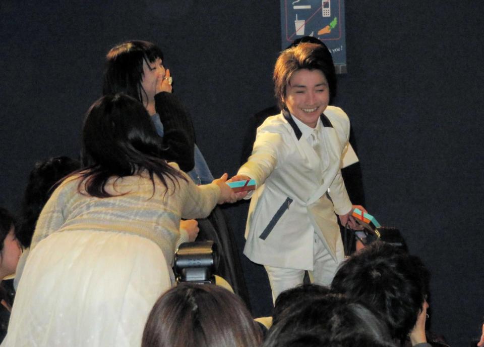 　ファンにチョコを手渡しする藤原竜也＝東京・西新橋