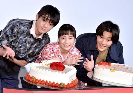 真剣佑（左）野村周平（右）からのケーキのプレゼントに笑顔を見せる広瀬すず＝東京・六本木