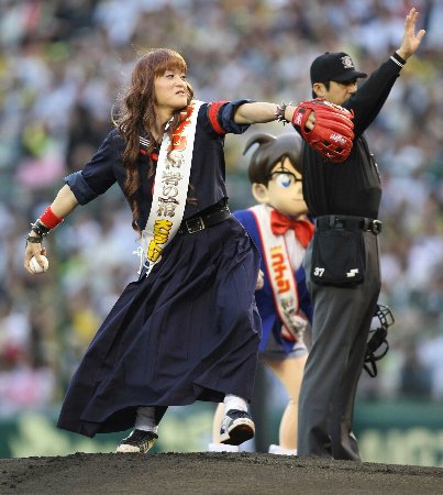 ２００７年４月、甲子園の阪神―巨人戦で始球式を務める桜塚やっくん