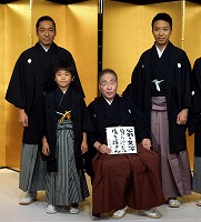 親子３代で顔をそろえた（左から）香川照之、香川政明くん、市川猿之助と市川亀治郎