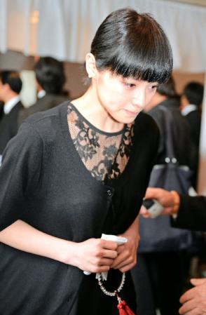 弔問に訪れた松浦亜弥（撮影・吉澤敬太）