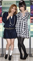 写真集イベントを開いたモー娘。の高橋（左）と道重