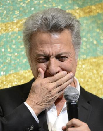 　映画撮影の話の途中で感極まるダスティン・ホフマン監督＝東京・イイノホール（撮影・西岡　正）