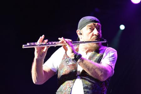 　トレードマークのフルートを吹くイアン・アンダーソン＝東京ドームシティホール