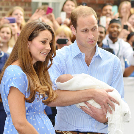 　先週生まれたばかりのジョージ王子を抱くウィリアム王子夫妻