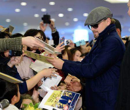 　集まったファンにサインするレオナルド・ディカプリオ＝羽田空港（撮影・北野将市）