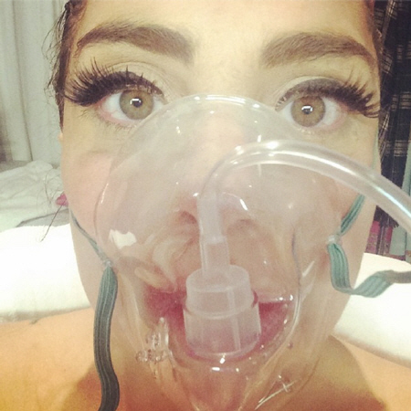 酸素マスクをあてた自身の姿をツイッターで公開したレディー・ガガ