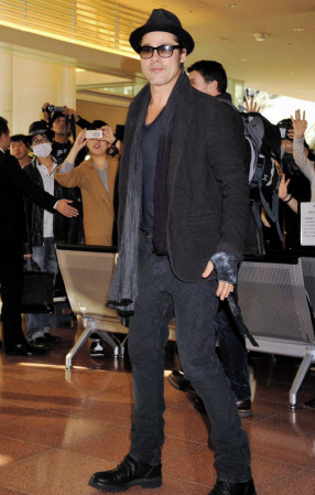 　羽田空港に到着した米俳優のブラッド・ピット