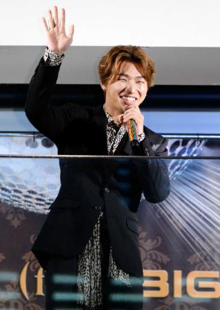 　ファンに手を振るＤ-ＬＩＴＥ＝東京・新橋ＳＬ広場前（撮影・開出　牧）