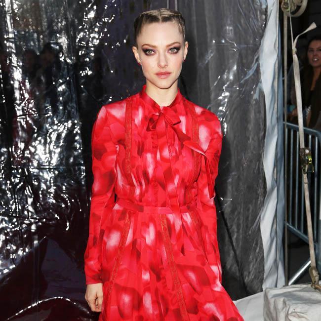 飛行機内でＣＡの真似事をしていたというアマンダ・サイフリッド