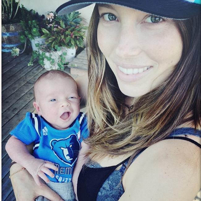 　ジャスティン・ティンバーレイクが公開した妻ジェシカ・ビールと第１子の写真