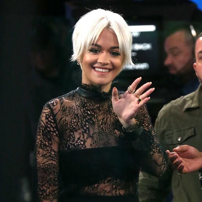 無給でエキストラを募集し、反感を買ったリタ・オラ