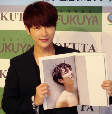 　写真集をアピールする超新星のユナク＝東京都内