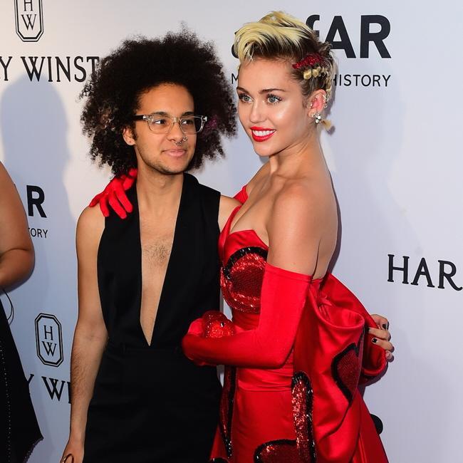 多重性者の友人とガラに出席したマイリー・サイラス