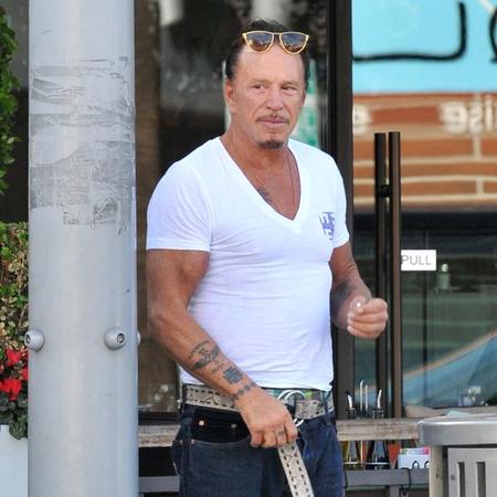 ミッキー・ローク、飼い犬に自殺を…