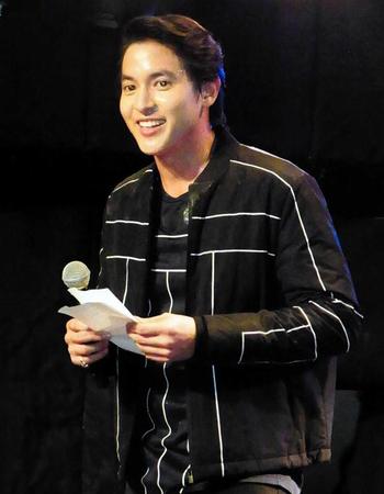 　カンペ片手に日本語のあいさつをするジェームス・ジラユ＝東京・渋谷