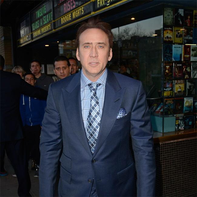 盗難品だった恐竜の頭蓋骨を返還することになったニコラス・ケイジ