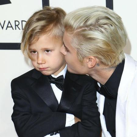 グラミー賞に登場したジャスティン・ビーバーの弟、兄と同じヘアスタイルを希望していた！