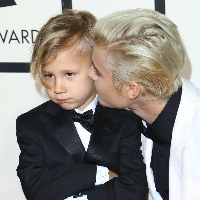 グラミー賞に登場したジャスティン・ビーバーの弟、兄と同じヘアスタイルを希望していた！