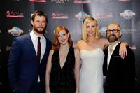 勢ぞろいした（左から）クリス・ヘムズワース、ジェシカ・チャステイン、シャーリーズ・セロン、セドリック・ニコラス＝トロイヤン監督＝ユニバーサル・スタジオ・シンガポール  