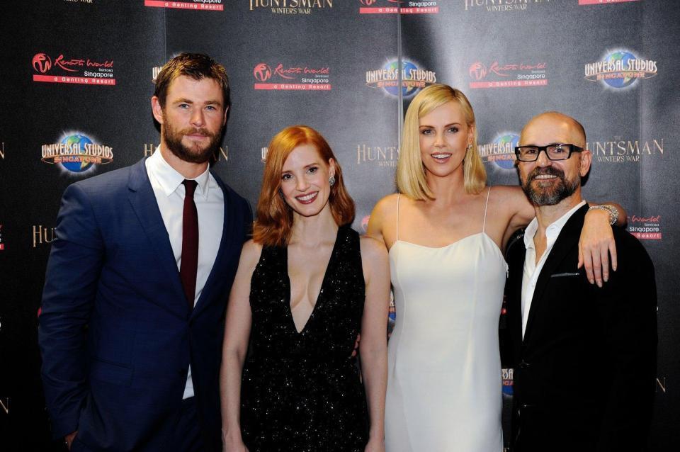 勢ぞろいした（左から）クリス・ヘムズワース、ジェシカ・チャステイン、シャーリーズ・セロン、セドリック・ニコラス＝トロイヤン監督＝ユニバーサル・スタジオ・シンガポール  