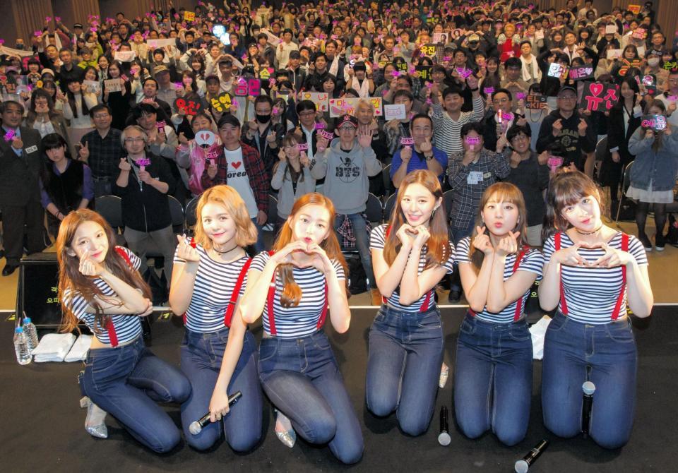 ファンとポーズをとるＣＬＣの（左から）ユジン、ソン、イェウン、エルキー、スンヨン、スンヒ＝品川インターシティホール