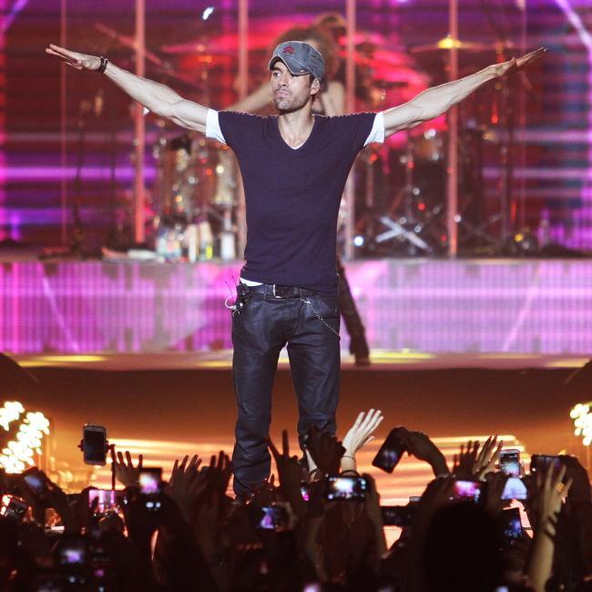 楽屋に１２時間も隠れていたファンを発見したエンリケ・イグレシアス