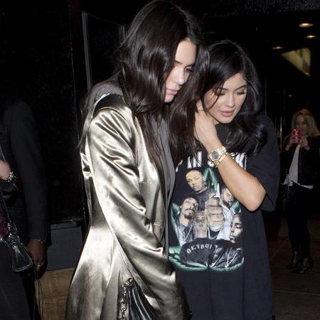 エレベーターに閉じ込められたケンダル・ジェンナーとカイリー・ジェンナー