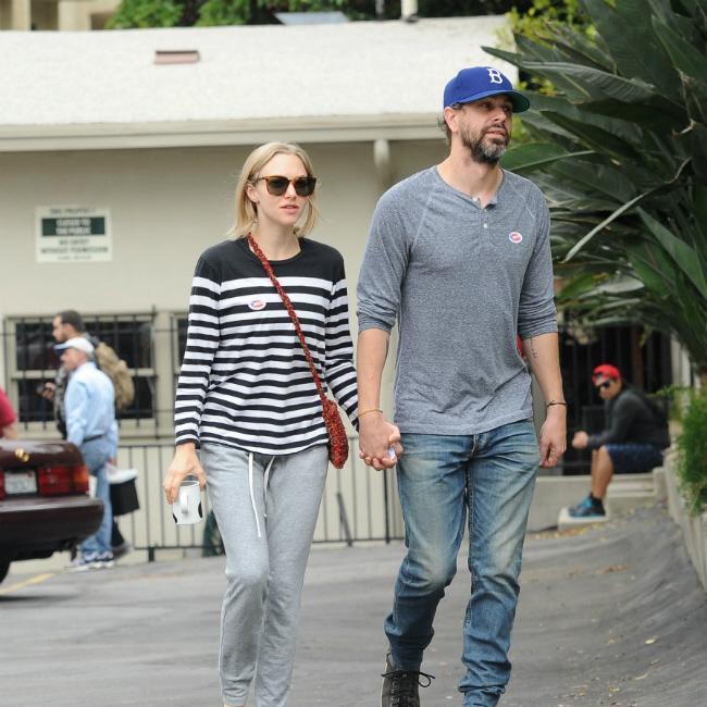 婚約したアマンダ・セイフライドとトーマス・サドスキー