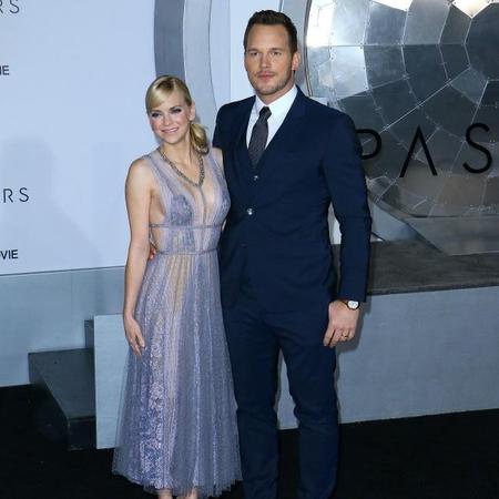 アンナ・ファリス（左）に指輪をプレゼントしたクリス・プラット