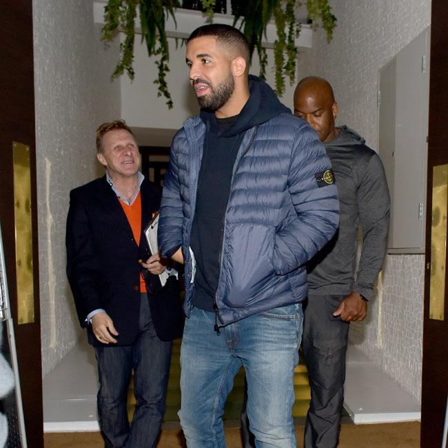 ダイヤのネックレスをプレゼントしたドレイク