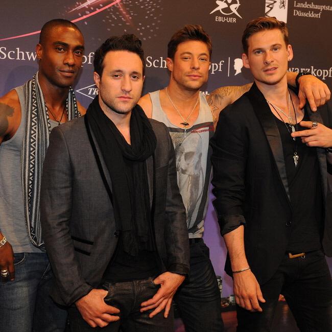 暴露本を出版するブルー