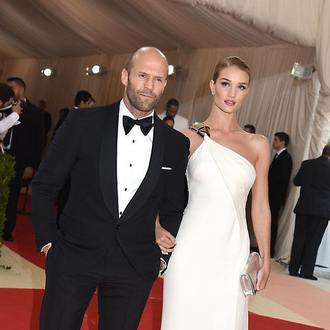 愛犬とスカイプをしているジェイソン・ステイサム（左）と婚約者のロージー・ハンティントン＝ホワイトリー