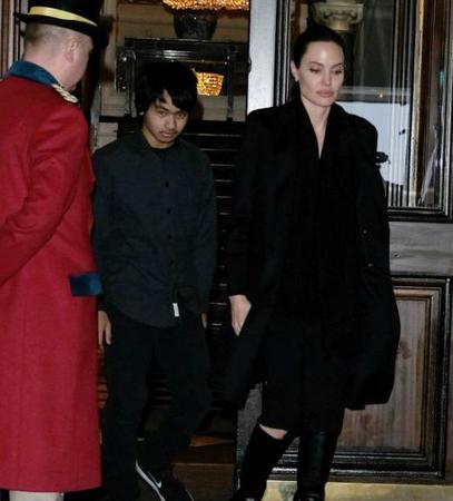 アンジェリーナ・ジョリー（右）と、長男のマドックス