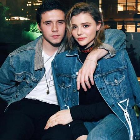 一緒にデニムを身につけるブルックリン・ベッカム（左）とクロエ・グレース・モレッツ