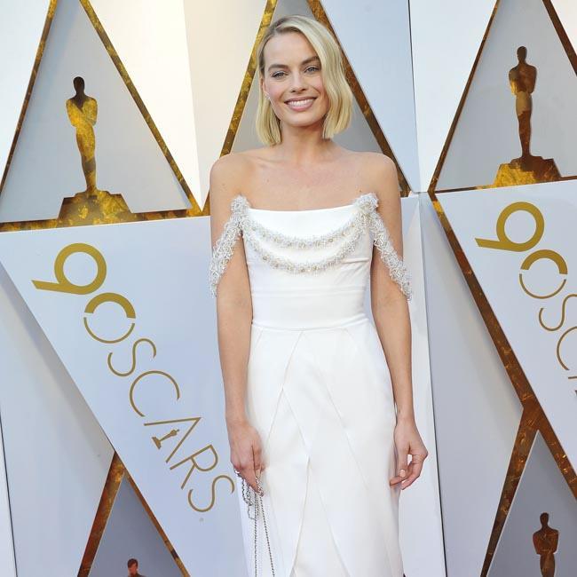 新作映画に関するインタビュー中に弟が登場したマーゴット・ロビー