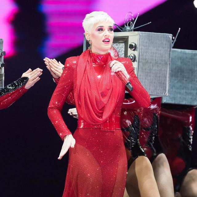 人気の歌姫、「卑猥な動き」で停学処分！？