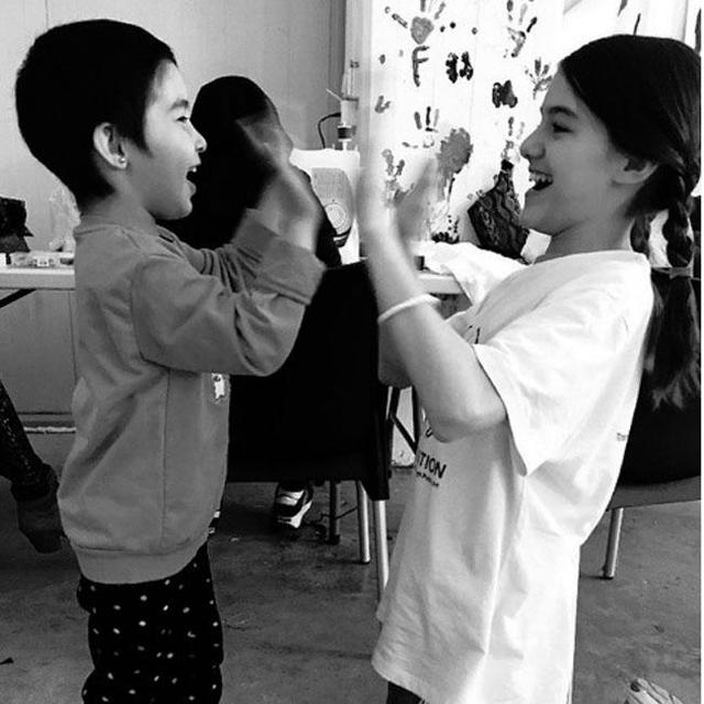 ケイティ ホームズ トム クルーズとの娘とギリシャの難民キャンプを訪問 海外スターバックナンバー 芸能 デイリースポーツ Online