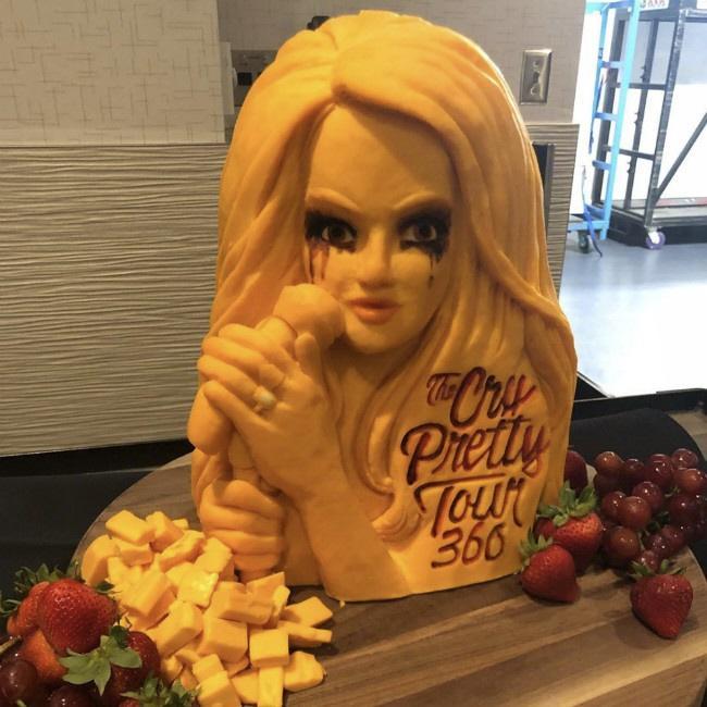 キャリー・アンダーウッドの胸像(c)Instagram