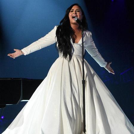 　涙ながらのパフォーマンスを見せたデミ・ロヴァート