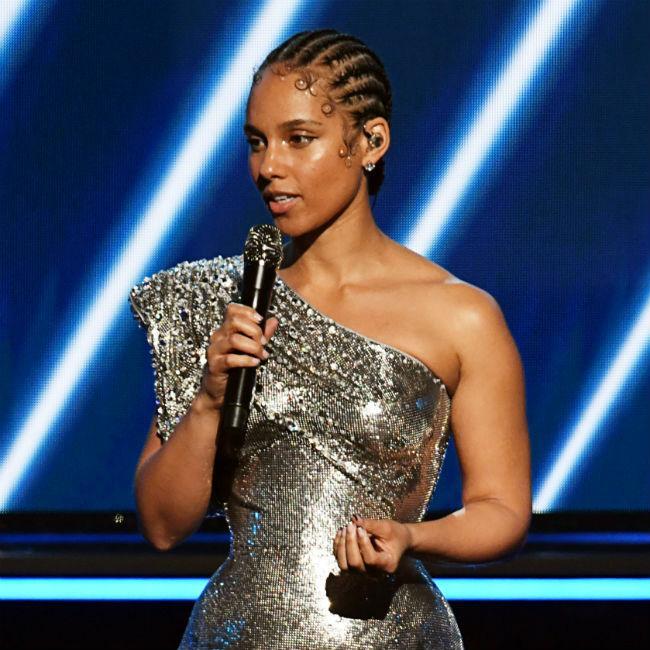 　グラミー賞で追悼の言葉を述べたアリシア・キーズ