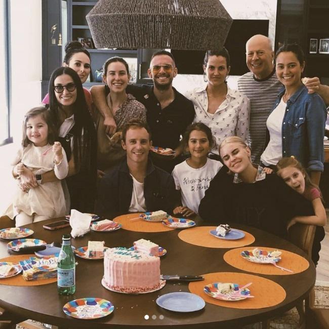 デミ・ムーアとブルース・ウィリスの家族　（c）Instagram