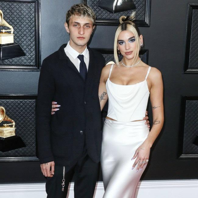 アンウォー・ハディッド（左）、デュア・リパ